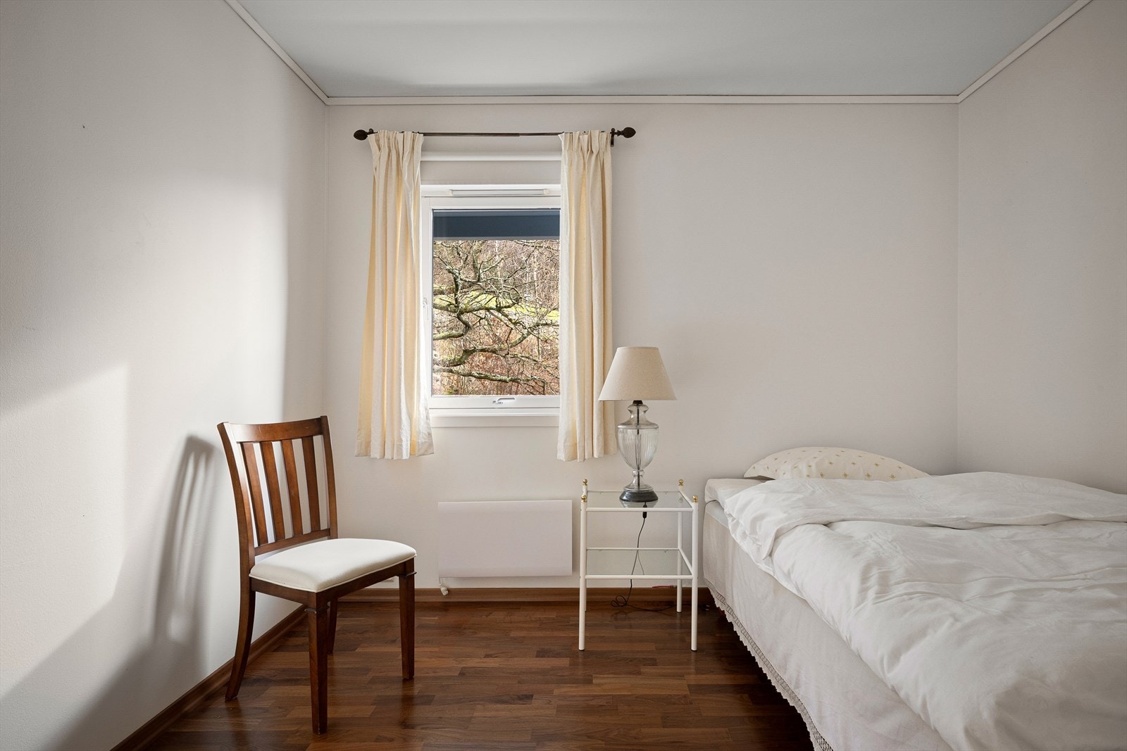 God størrelse på soverom gir plass til både kontorpult og skap i tillegg til seng. Galleribilde