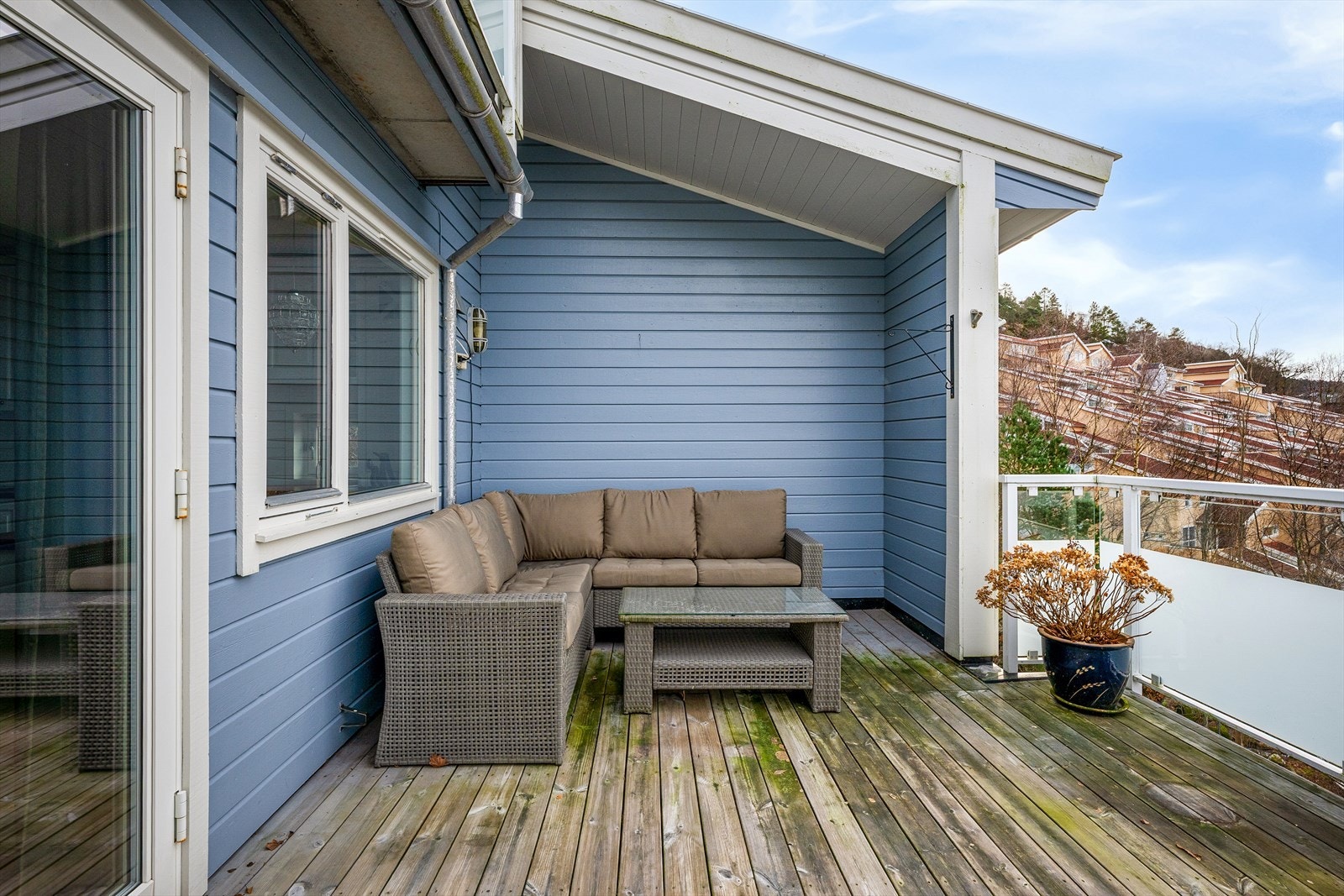 Delvis takoverbygg og elektrisk markise gir fin skjerming og le på terrassen både for sol eller på sene kvelder. Galleribilde