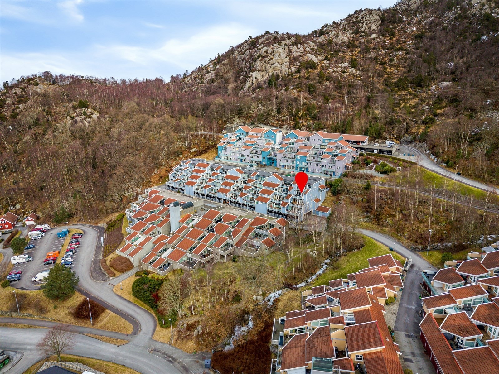 Stor gjesteparkering foran bygget. Herfra kan du ta heis opp og gå trappefritt bort til leiligheten. Direkte tilgang til naturen. Galleribilde