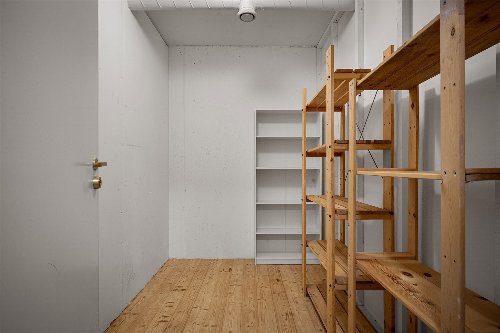 Ekstra bod i 1. etg med mye lagringsplass. Tørr og varm lagring. Galleribilde