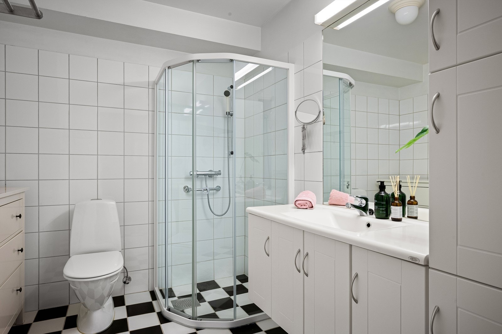 Et bad med moderne tidløs flisevalg og mye god oppbevaring. Godt dusjhjørne og plass til vaskemaskin om du vil. Galleribilde