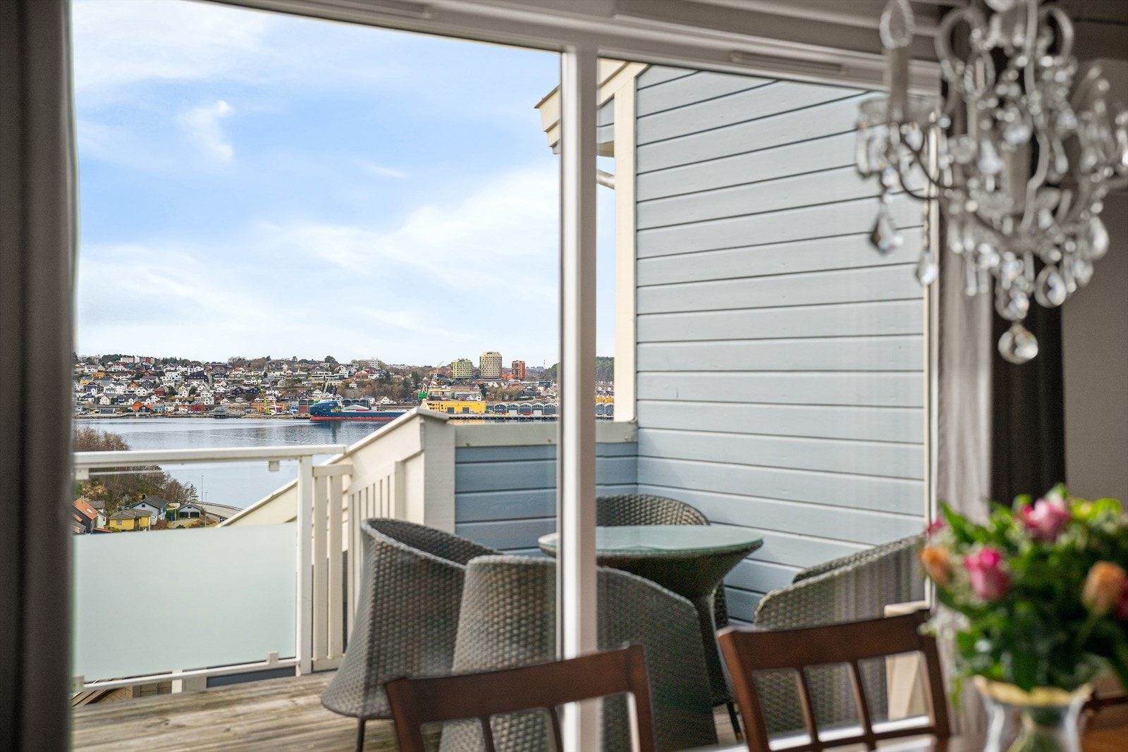 Utsikten nytes fra både spisebord og kjøkkenbenken, samt godstoler på den store terrassen. Vestvendt terrasse gir strålende solforhold til sen kveld. Galleribilde