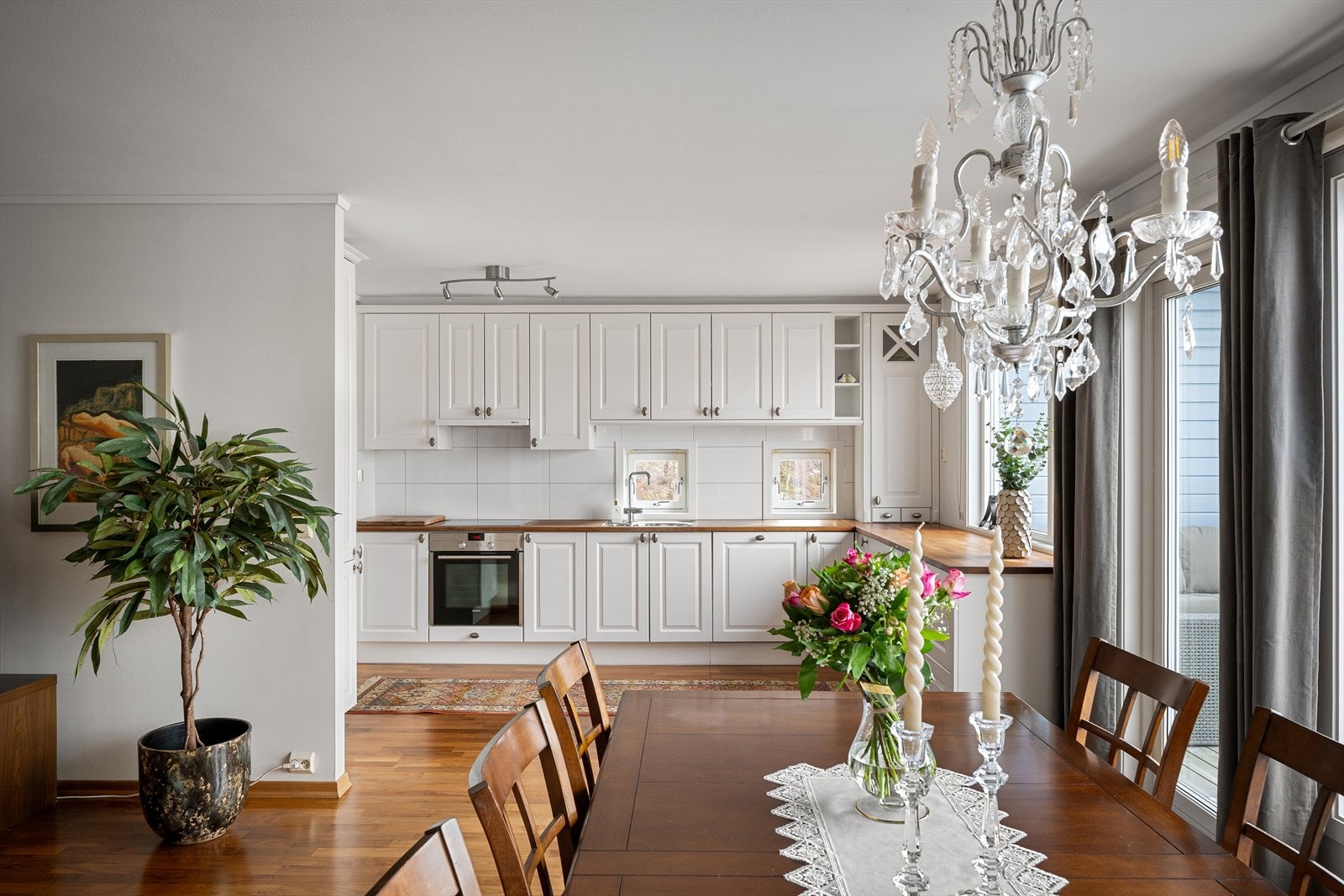 Et moderne og pent JKE kjøkken med mye god skapplass og arbeidsbenk. Fint trukket tilbake fra stuen, samtidig som det er en åpen løsning for optimal funksjonalitet. Utsikt både for kokken og gjestene. Galleribilde