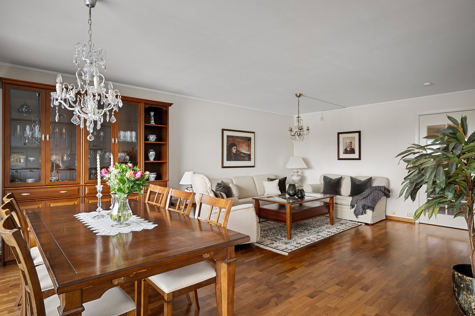 Dør lukker av mot gangen for lyd og varme. Glassdør slipper det naturlige lyset gjennom. En romslig og trivelig stue med plass til både stort spisebord, samt stor sofagruppe/tv-stue med godstoler. Veggplass for kommoder/reoler m.m. Galleribilde