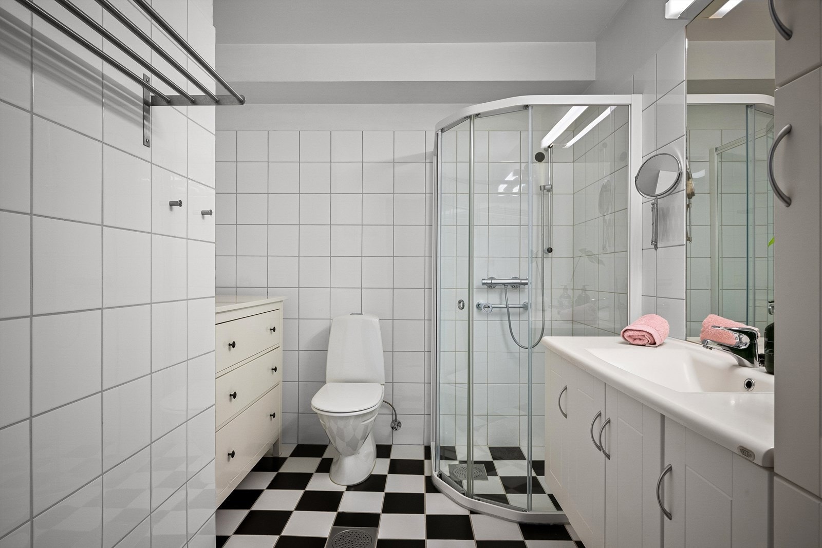 Et bad med mye god oppbevaring. Seksjon og veggskap, samt plass til kommode. To alternativer for vaskemaskin i leiligheten gjør det meget praktisk og gir ekstra lagringskapasitet om du vil. Samt at du slipper rotet på badet. Galleribilde