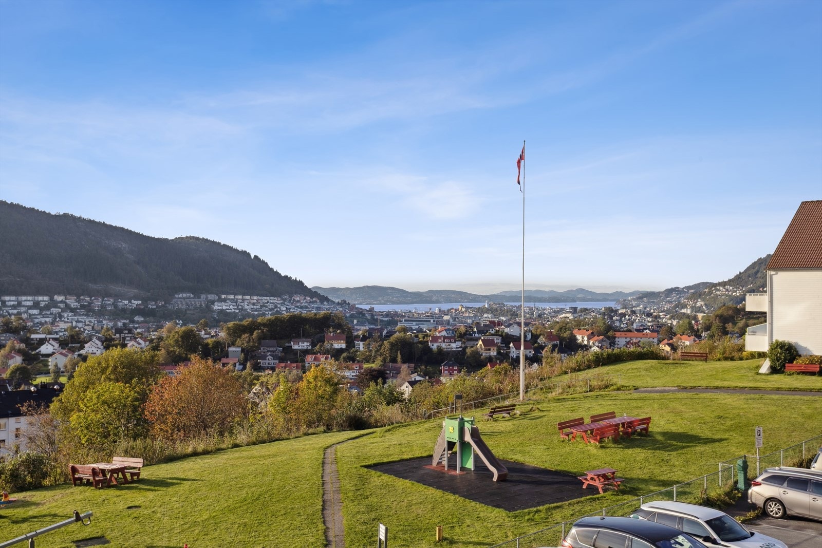 Borettslagets tomt er pent opparbeidet med interne veier/parkeringsplasser, lekeplass, gangveier, murer og grøntarealer. Galleribilde