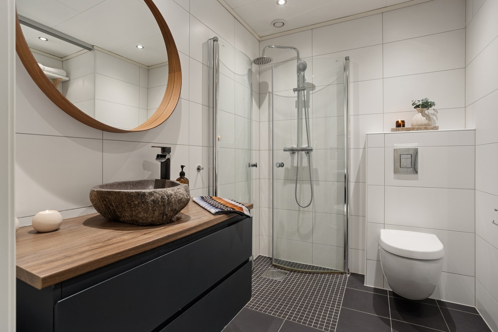 Badet er fra 2016 og har flislagt gulv med elektriske varmekabler og flislagte vegger. Galleribilde