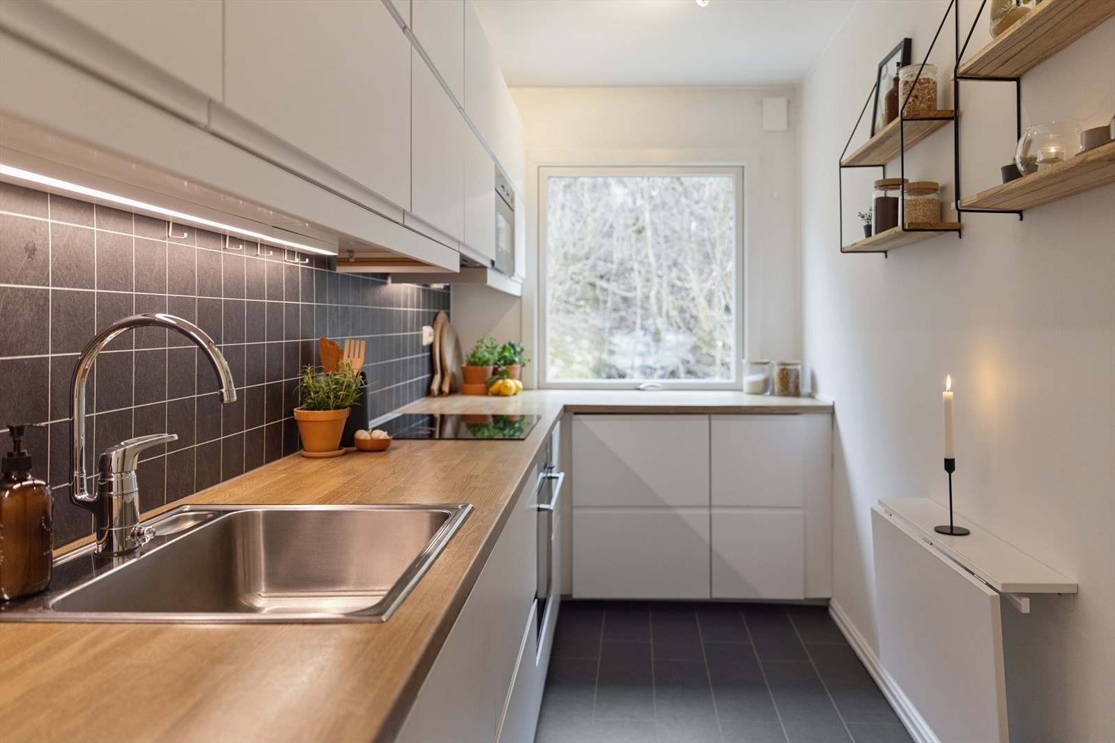 Godt med skap og benkplass på kjøkken Galleribilde