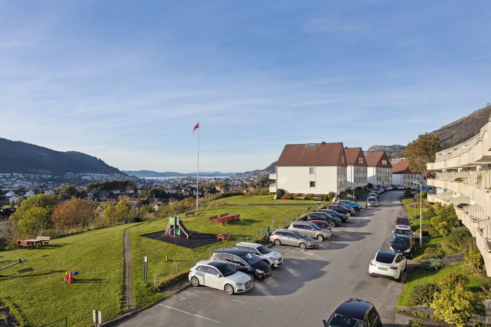 Leiligheten passer for deg som ønsker en bolig med utsikt, lys og sentral beliggenhet. Her får du en hverdag som er både praktisk og behagelig, med naturen rett utenfor og byen like rundt hjørnet. Galleribilde