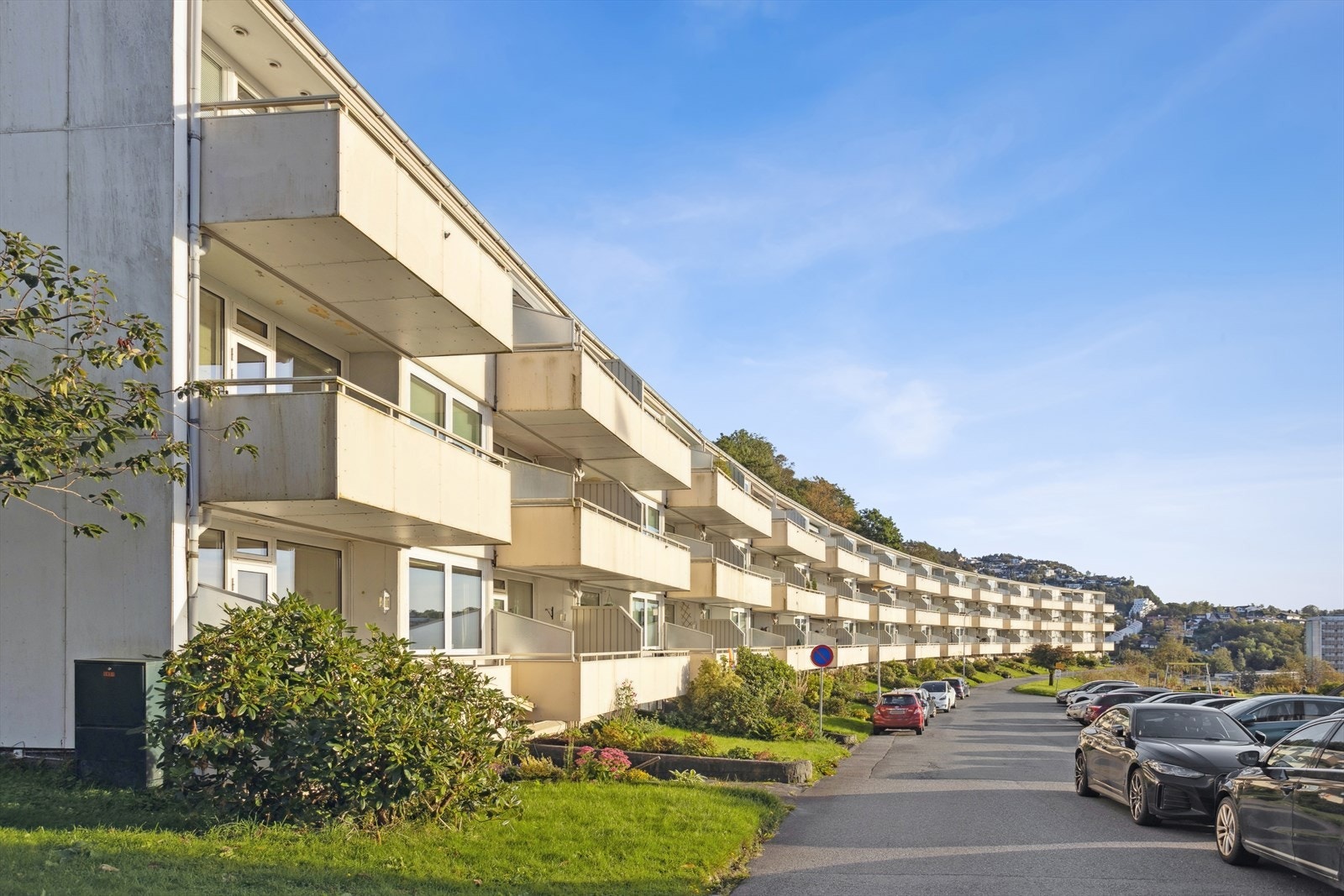 Strimmelen Borettslag består av til sammen 337 leiligheter fordelt på 3 høyblokker + flere lavblokker/bolighus - og er et veldrevet borettslag. Galleribilde