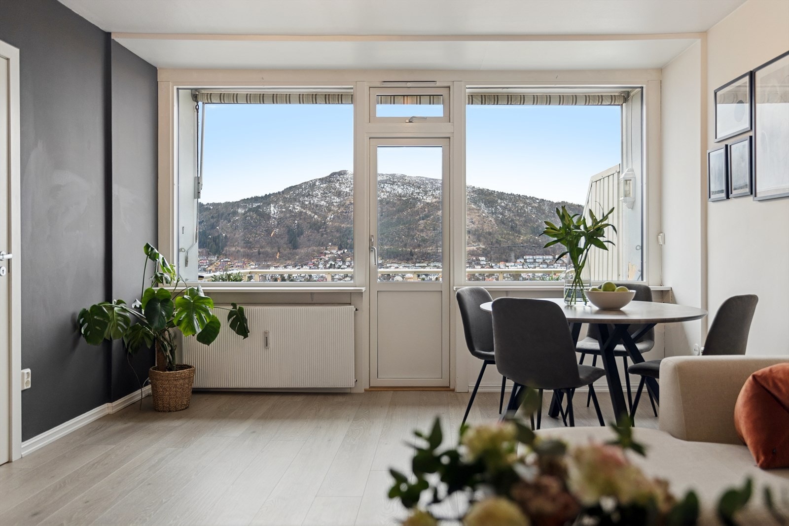 Fra stue er det utgang til en solrik balkong Galleribilde