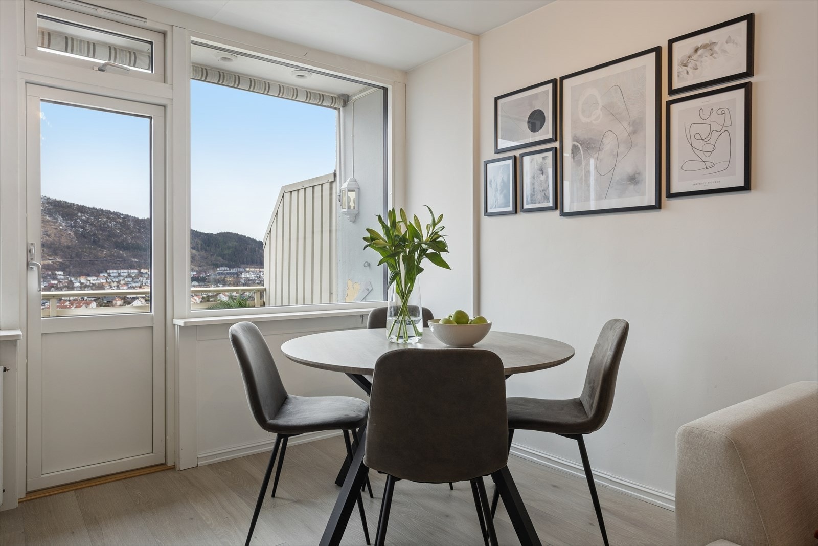 God plass til flere sittegrupper i stue Galleribilde