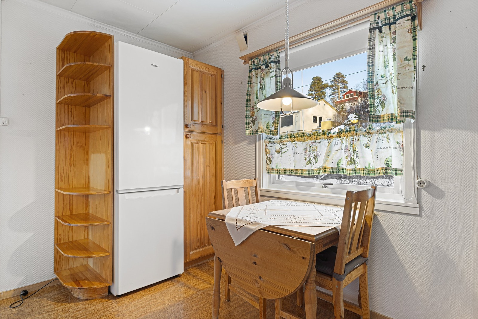 Belegg på gulv, malt overflate med flis over benkeplate på vegger og malt overflate i himling. Galleribilde