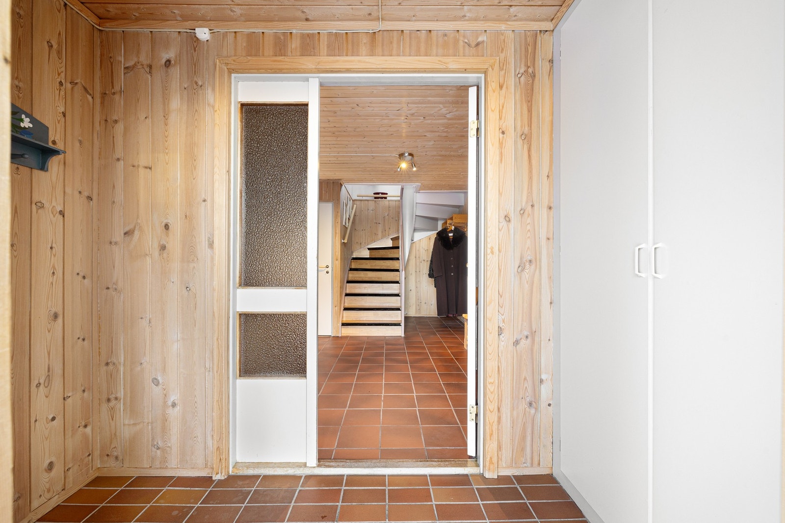 Entre i sokkel etasje på 3,3 kvm, med integrert skap for oppbevaring. Galleribilde