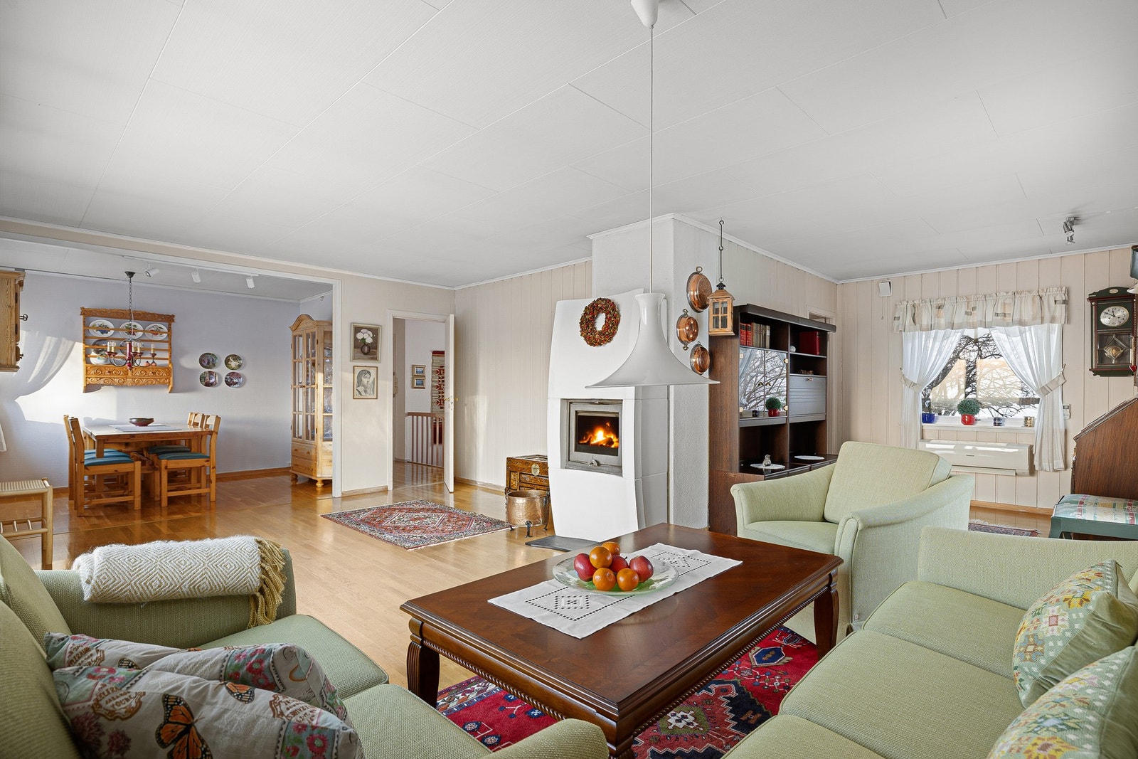 I stuen har du varmepumpe og vedfyring som gir lun og god atmosfære i boligen. Galleribilde