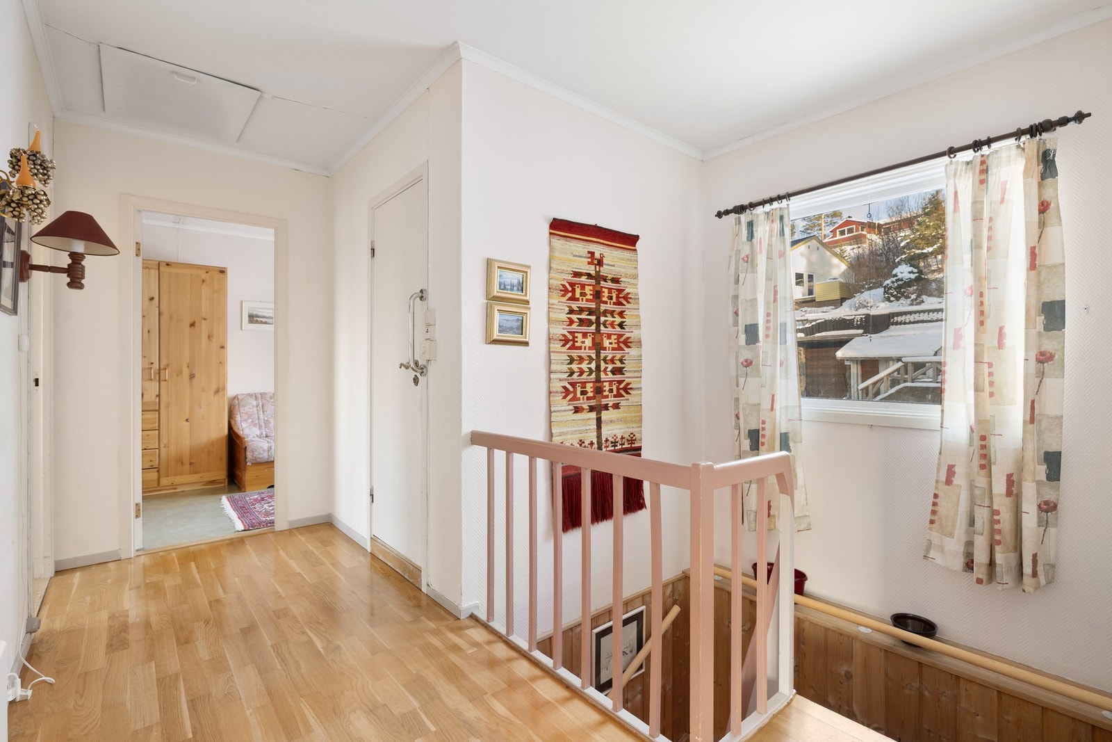 Gang på 8,1 kvm med trappenedgang til sokkel etasje. Galleribilde