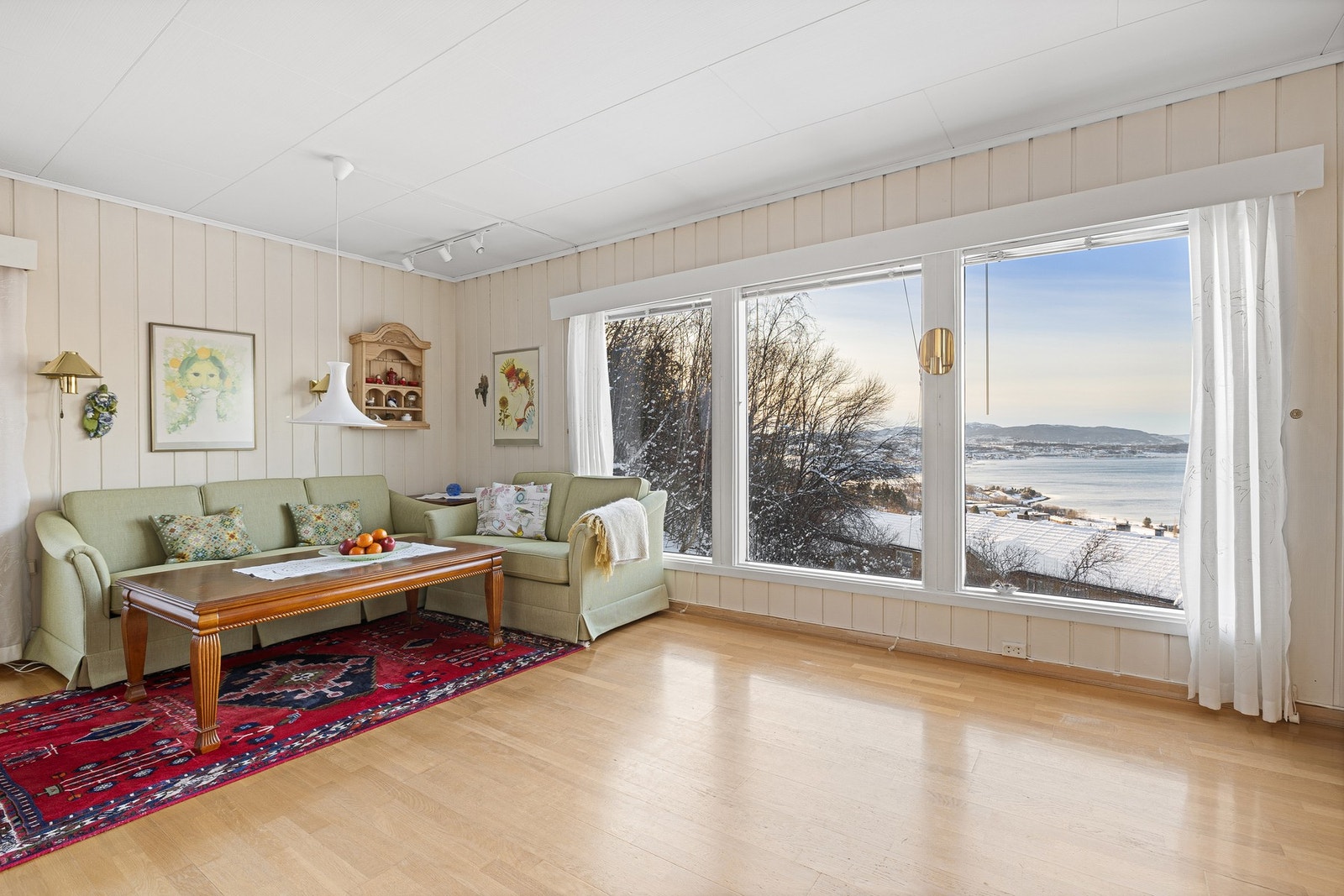 Store vindusoverflater som gir gode lysforhold. Galleribilde