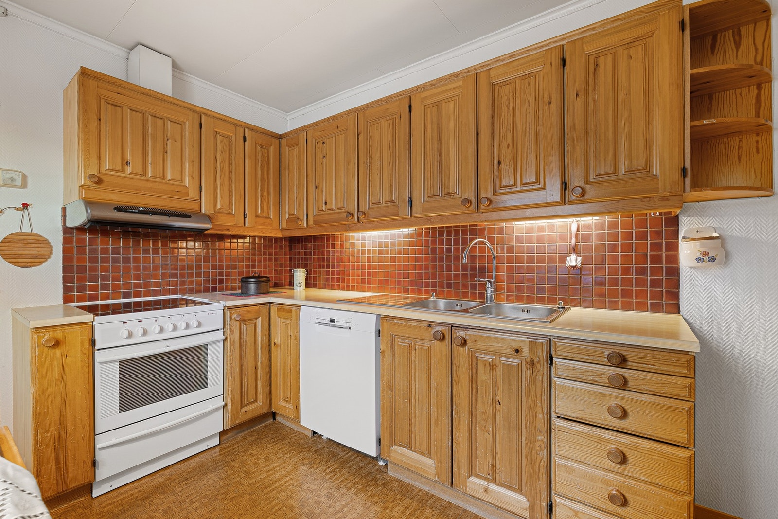 Kjøkken på 9,2 kvm. Innredning med mekanisk avtrekksvifte over stekesonen. Stengekran til vann i benkeskap under vask. Galleribilde