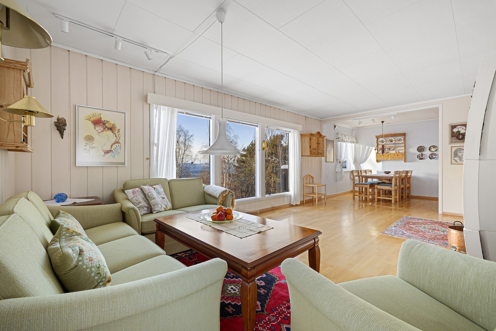 Praktisk planløsning med flere naturlige innrednings seksjoner. Galleribilde