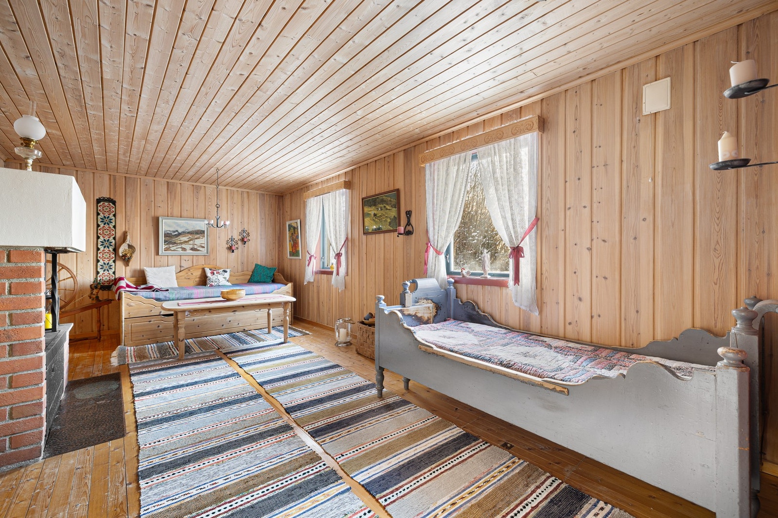 Behandlet tregulv, behandlet panel og malt overflate på vegger og panel i himling. Utstyrt med åpen peis. Galleribilde