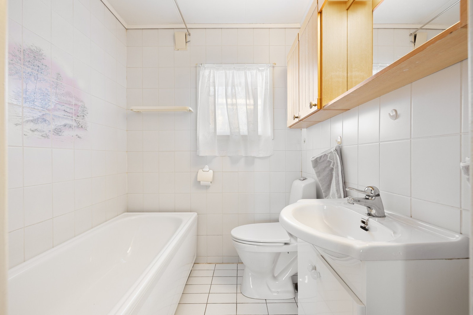 Helfliset bad på 2,8 kvm med gulvvarme. Utstyrt med toalett, servant/skap og badekar med dusjløsning. Galleribilde