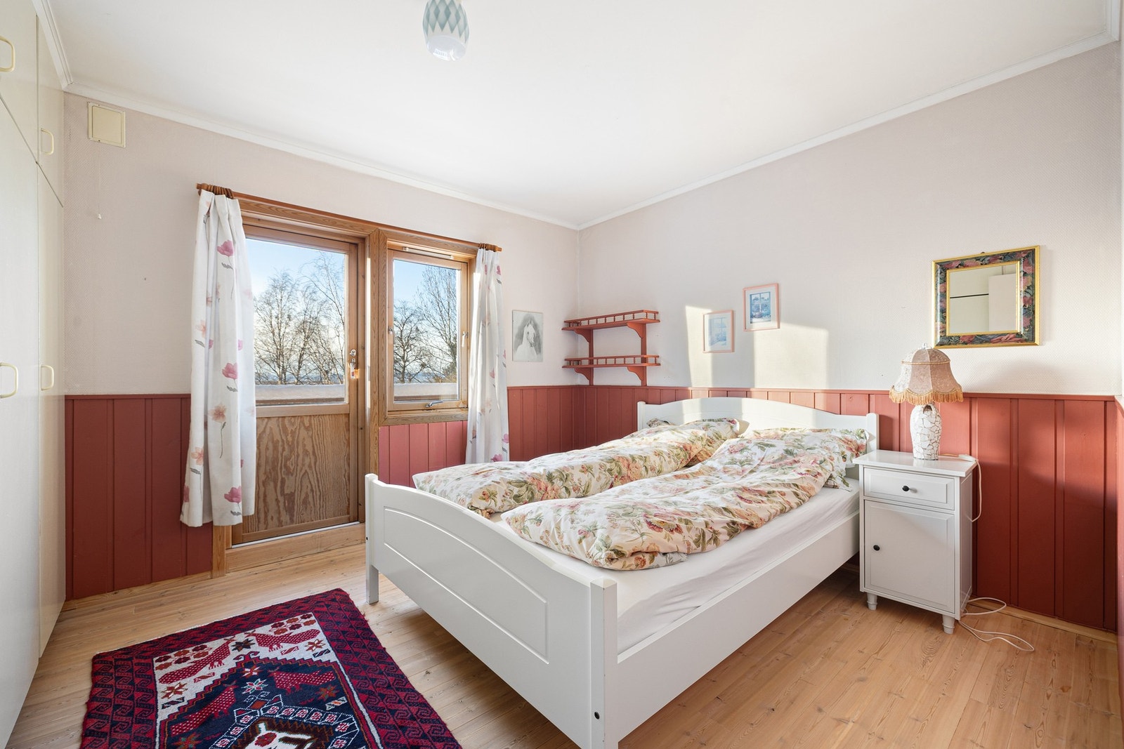 Romslig soverom på 11,7 kvm med integrert skap, samt egen utgang til balkong. Galleribilde