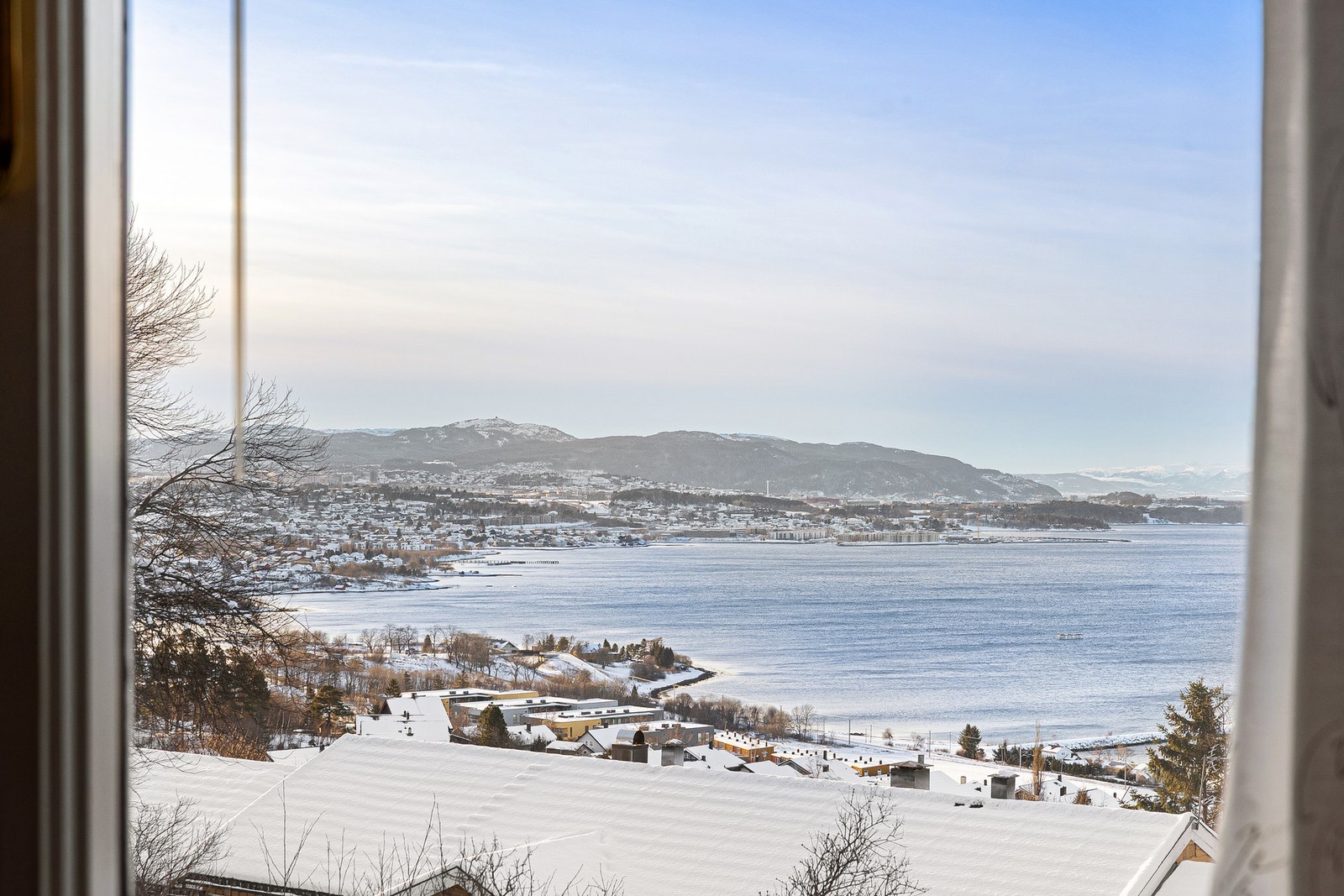 Fra boligen får du enestående utsiktsforhold med vidstrakt panorama over fjorden. Galleribilde