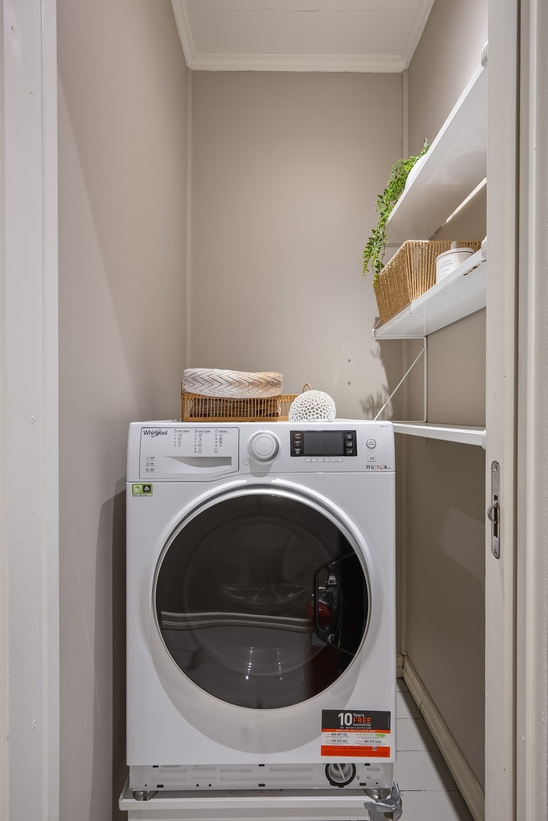 Kott innredet med plass for vaskemaskin. MERK: etablering og bruksendring av rommet er søknadspliktig - se pkt. "ferdigattest" i salgsoppgaven for mer informasjon. Galleribilde