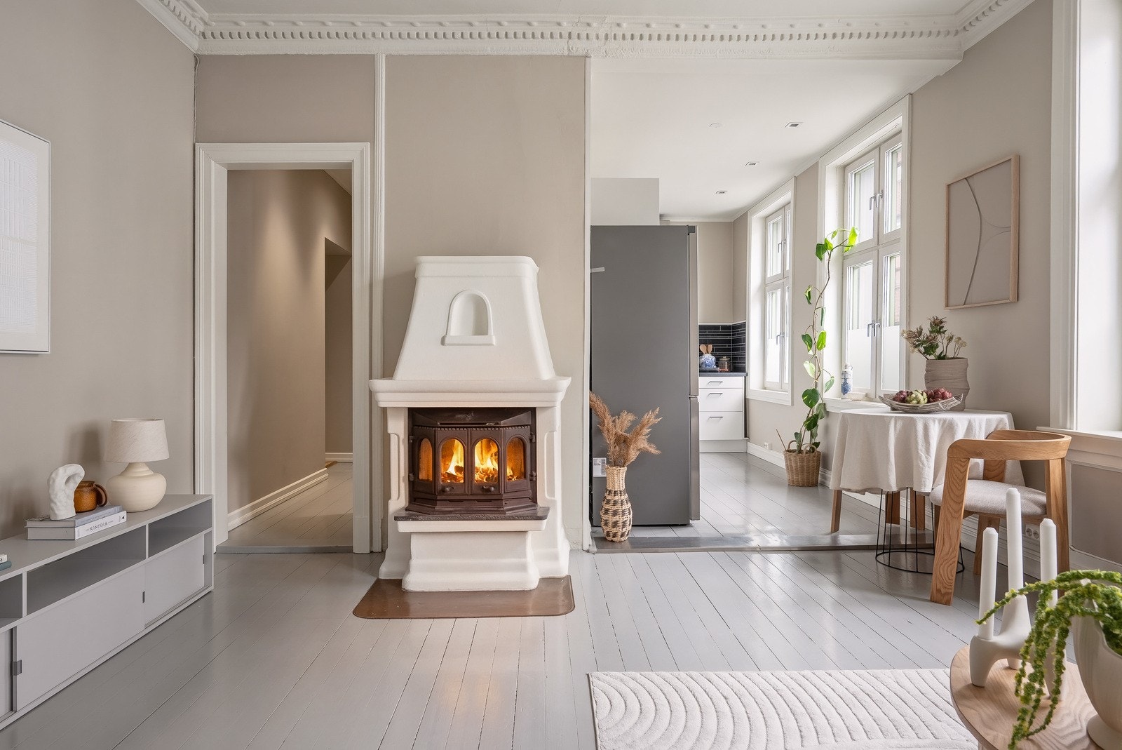 Stuen har en trivelig peis med innsats som bidrar med både ekstra varme og hyggelig atmosfære på kalde dager. Galleribilde