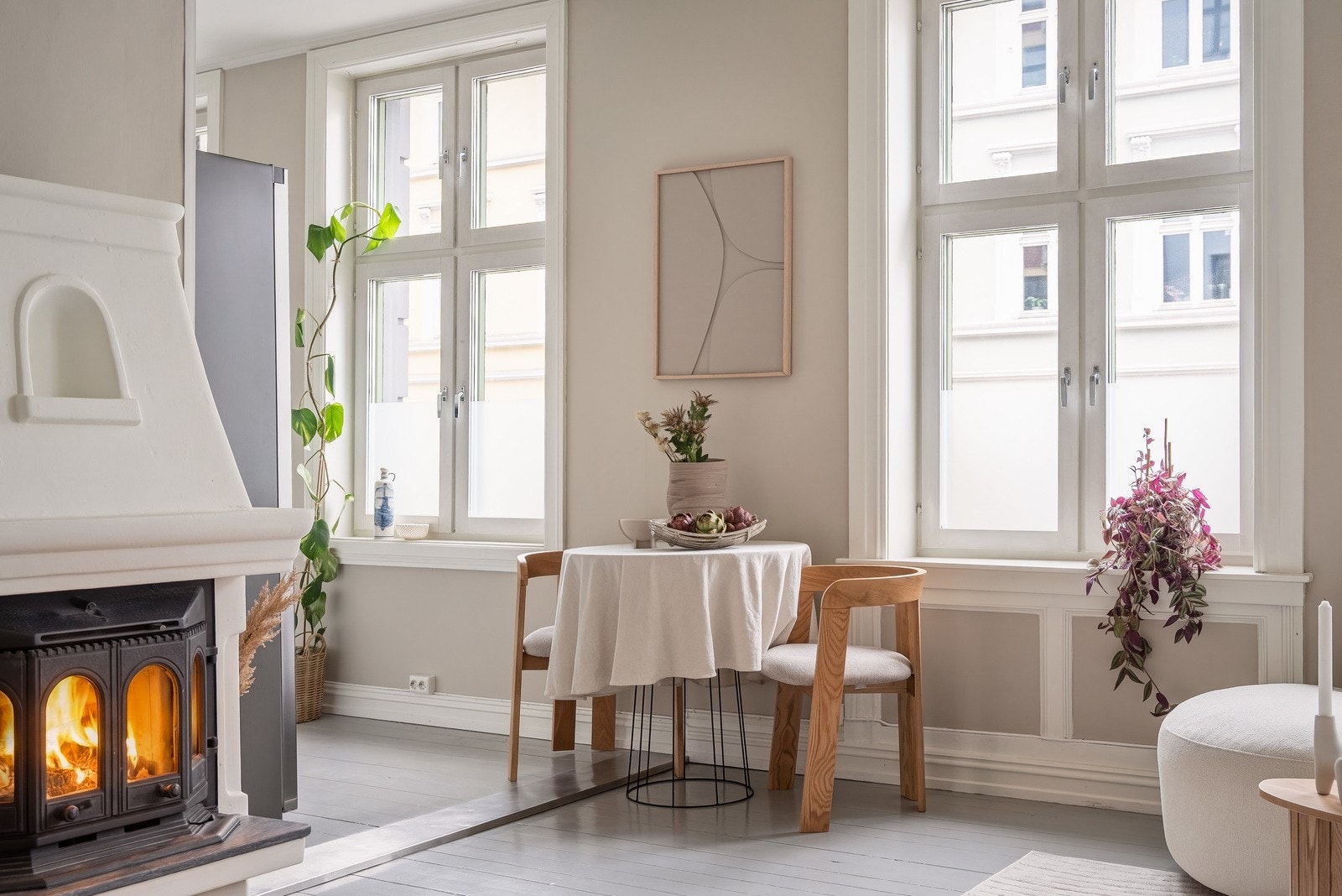 Store vindusflater gir rikelig med naturlig lysinnslipp. Galleribilde