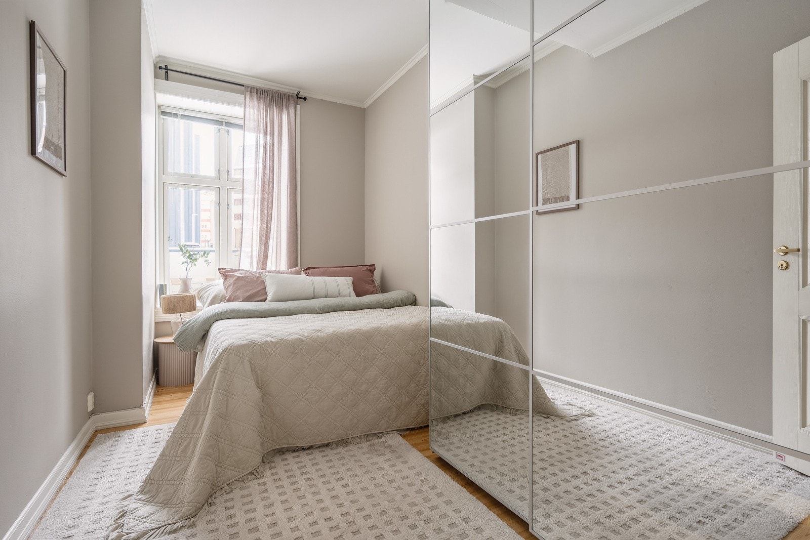 Leiligheten har to gode soverom med fine innredningsmuligheter. Begge soverom vender ut mot bakgård. Galleribilde