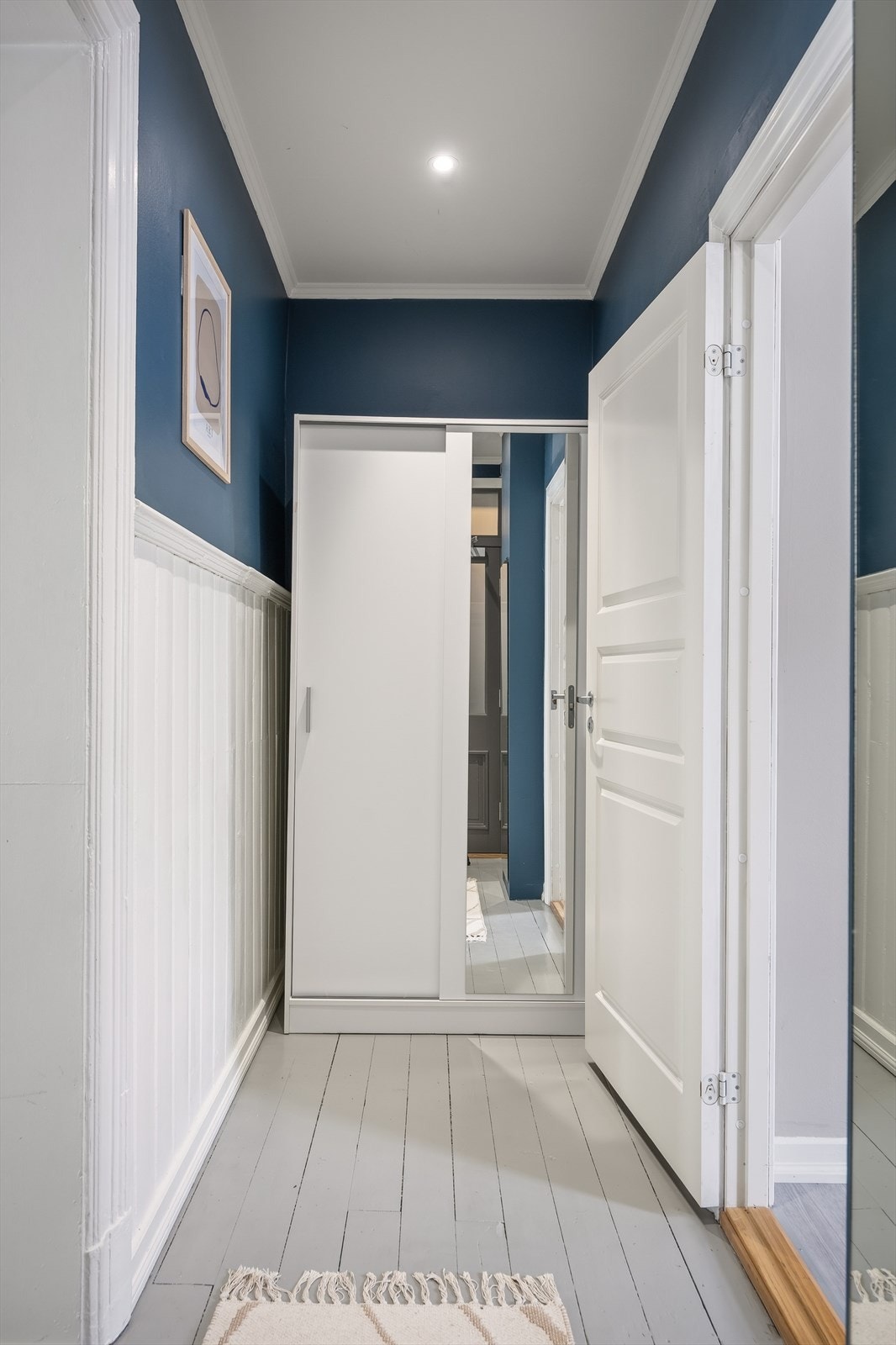 Innfelte lys i himlingen sørger for god belysning i gangen, som også er utstyrt med en praktisk garderobeløsning. Galleribilde