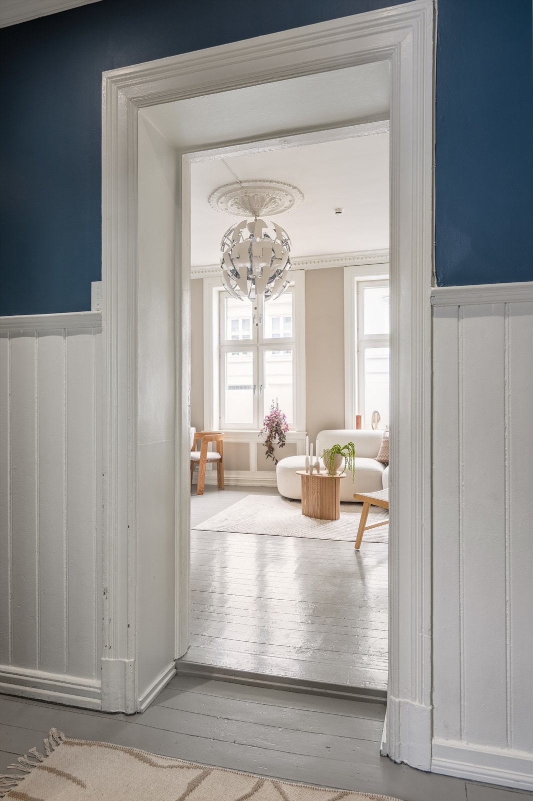 Leiligheten disponerer en kjellerbod på ca. 8 m², og en bod under trapp i kjeller med lav takhøyde. Galleribilde