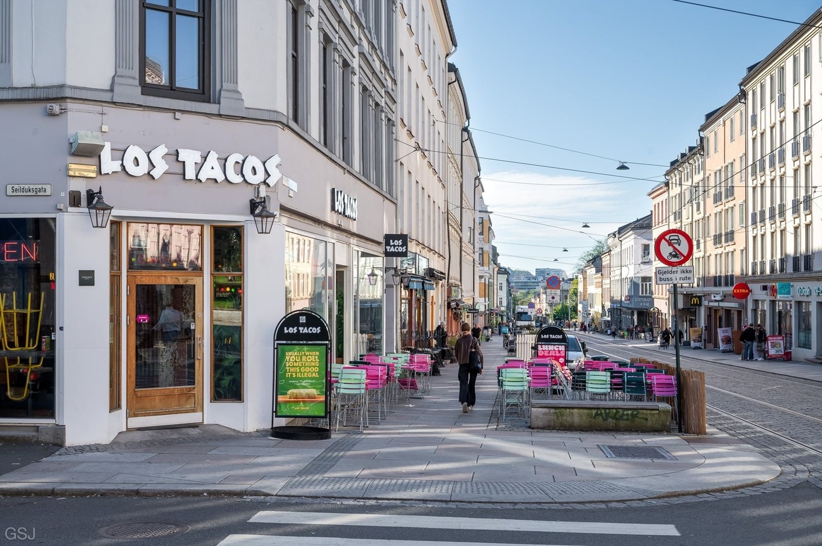 Sentralt på Grünerløkka finner du et stort utvalg av butikker, caféer, restauranter og barer. Galleribilde