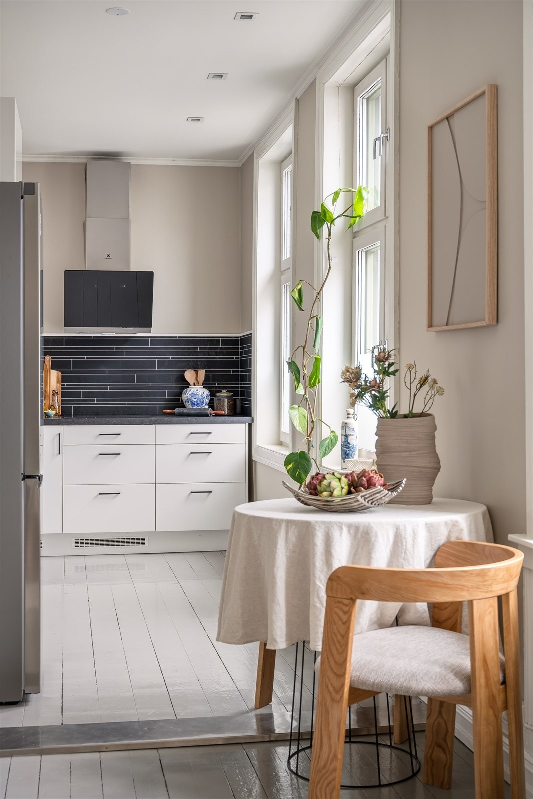 Åpen løsning mellom stue og kjøkken gir en sosial atmosfære. Galleribilde