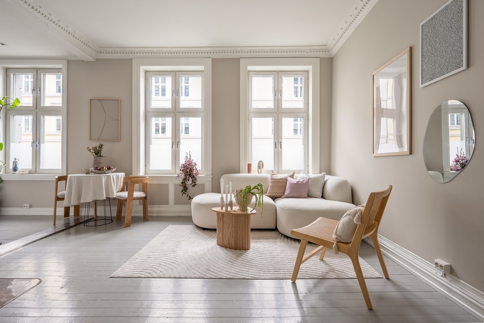 Dette er en innbydende og klassisk bygårdsleilighet med vakre detaljer, som rosett og stukkatur i stuen. Galleribilde