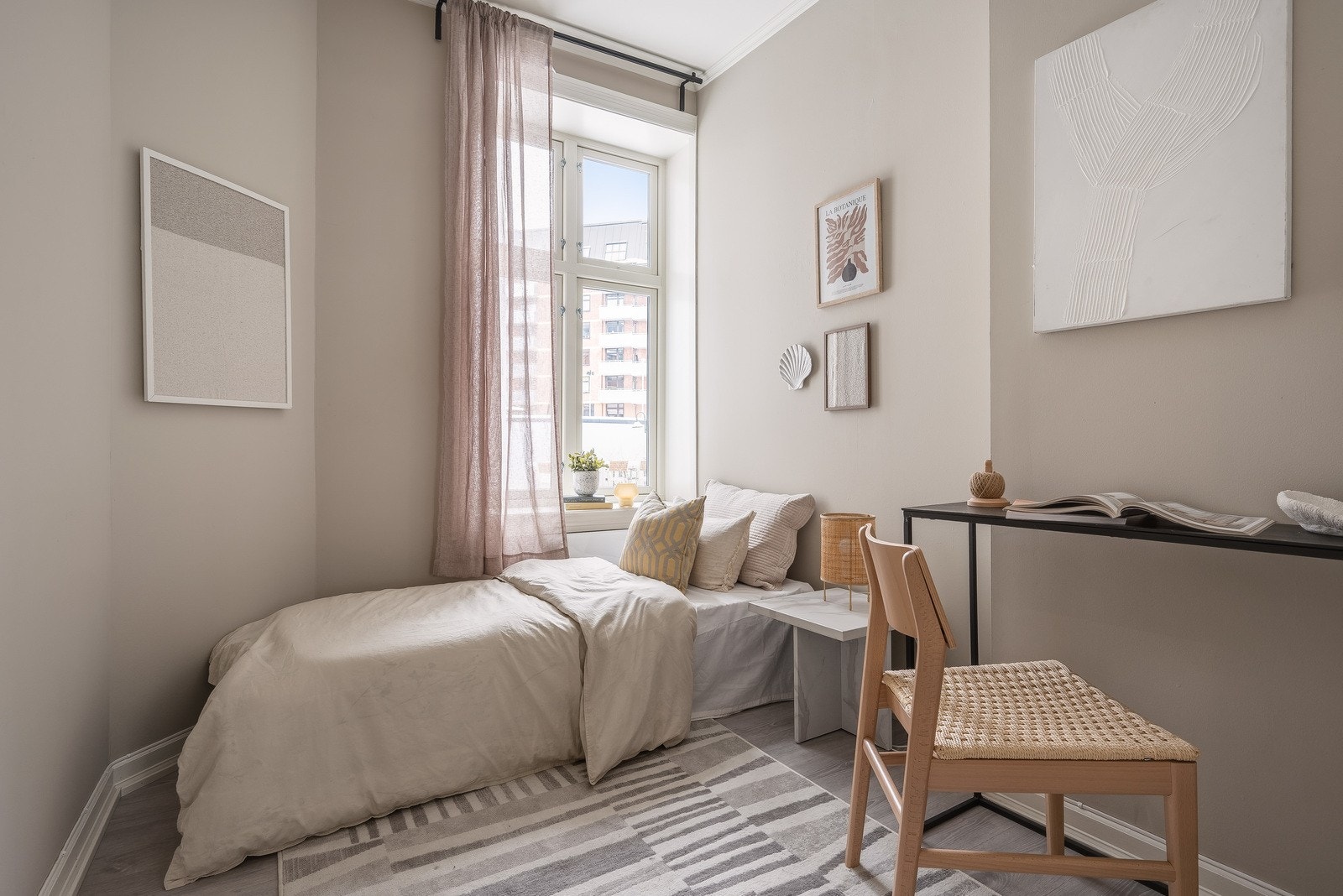 Rommenes utforming gir gode muligheter for seng, nattbord og annet ønsket møblement. Galleribilde