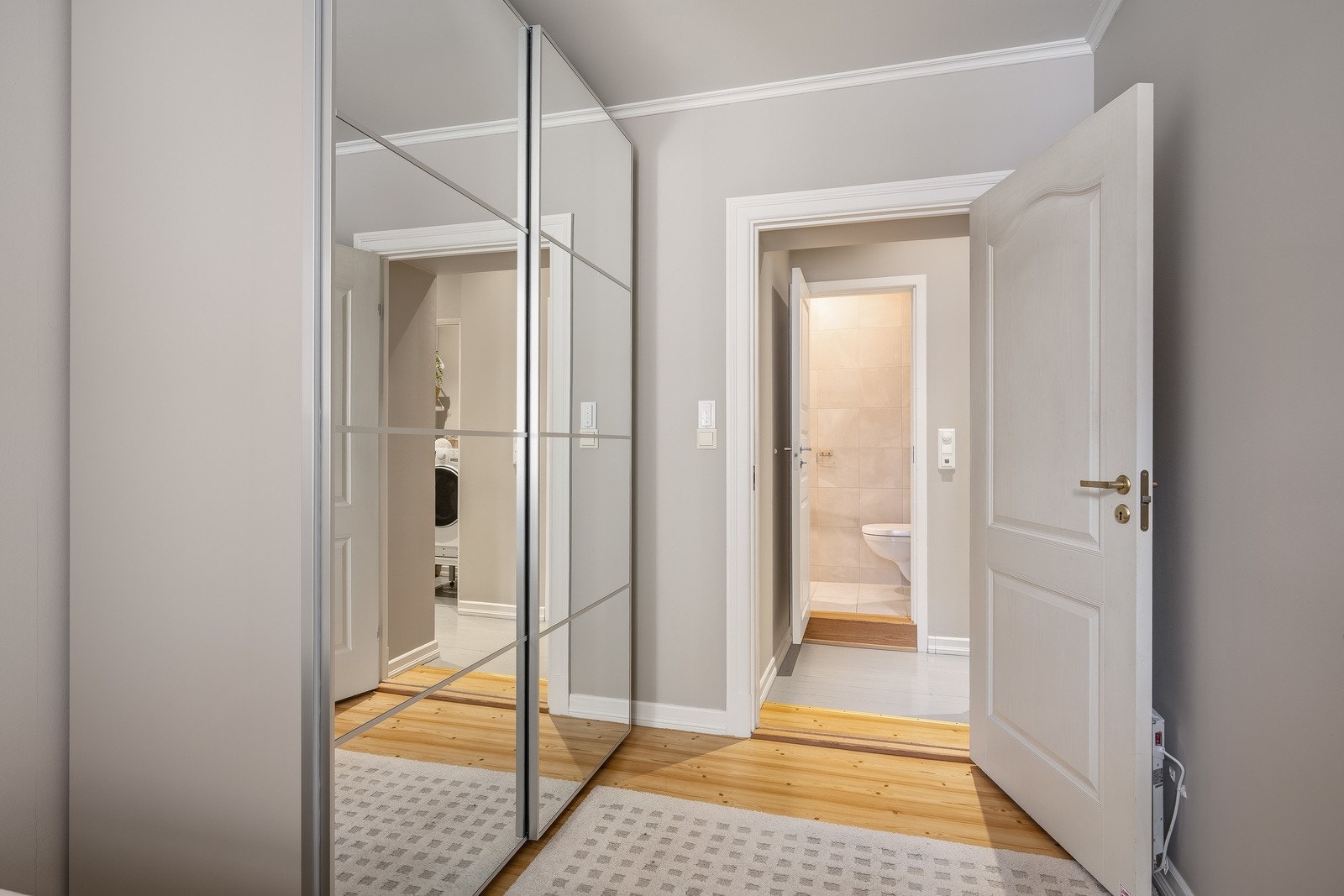 Skyvedørsgarderobe med speilfronter gir hovedsoverommet praktiske og plassbesparende oppbevaringsmuligheter. Galleribilde