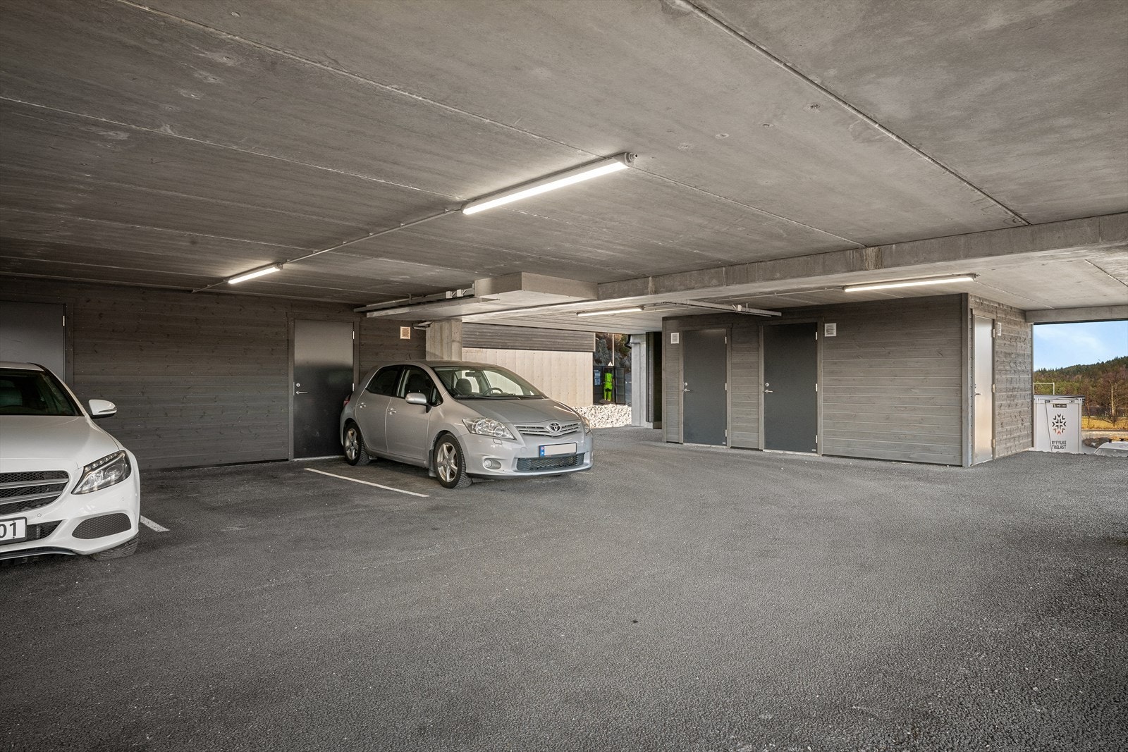 God parkering i underetasjen med utvendig bod Galleribilde