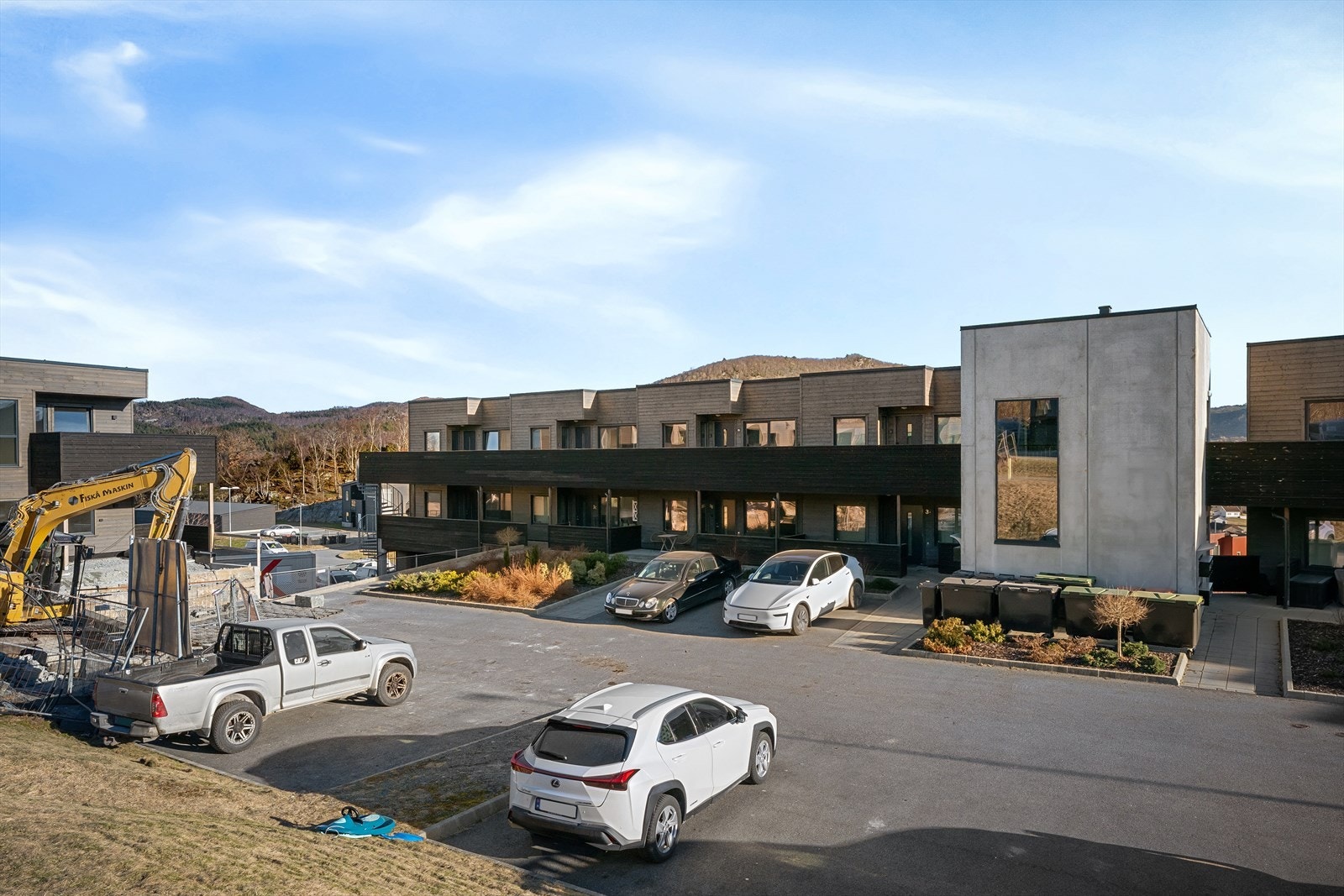 Inngangsparti - Gjesteparkering Galleribilde