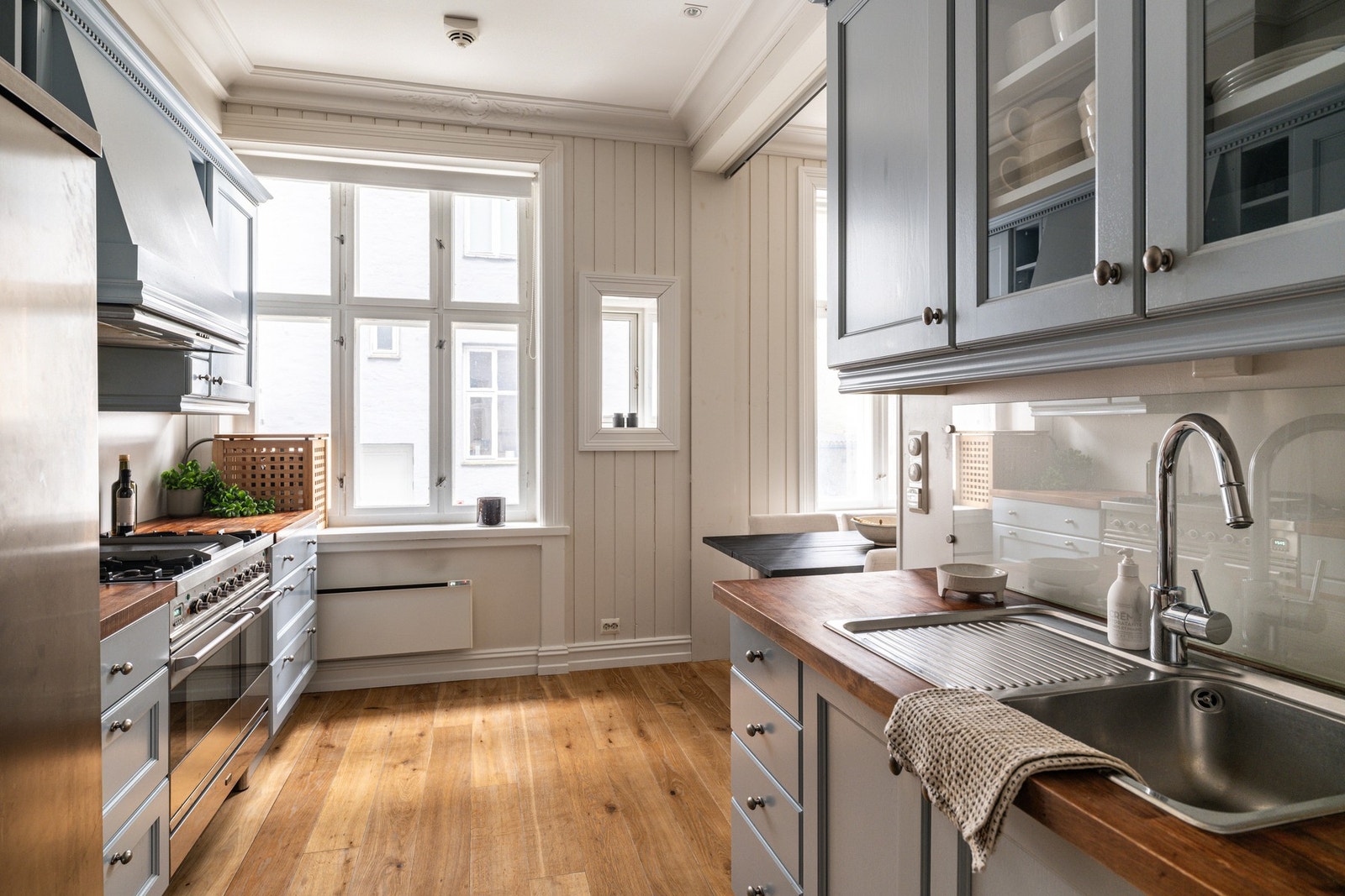 Luftig kjøkken med vakkert lys fra stille bakgård. Massivt eikegulv med varme Galleribilde