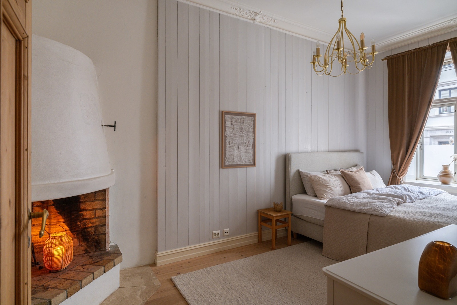 Hovedsoverom - Romslig soverom med vakker stukkatur, dempede farger, egen peis og innebygget klesskap. Galleribilde