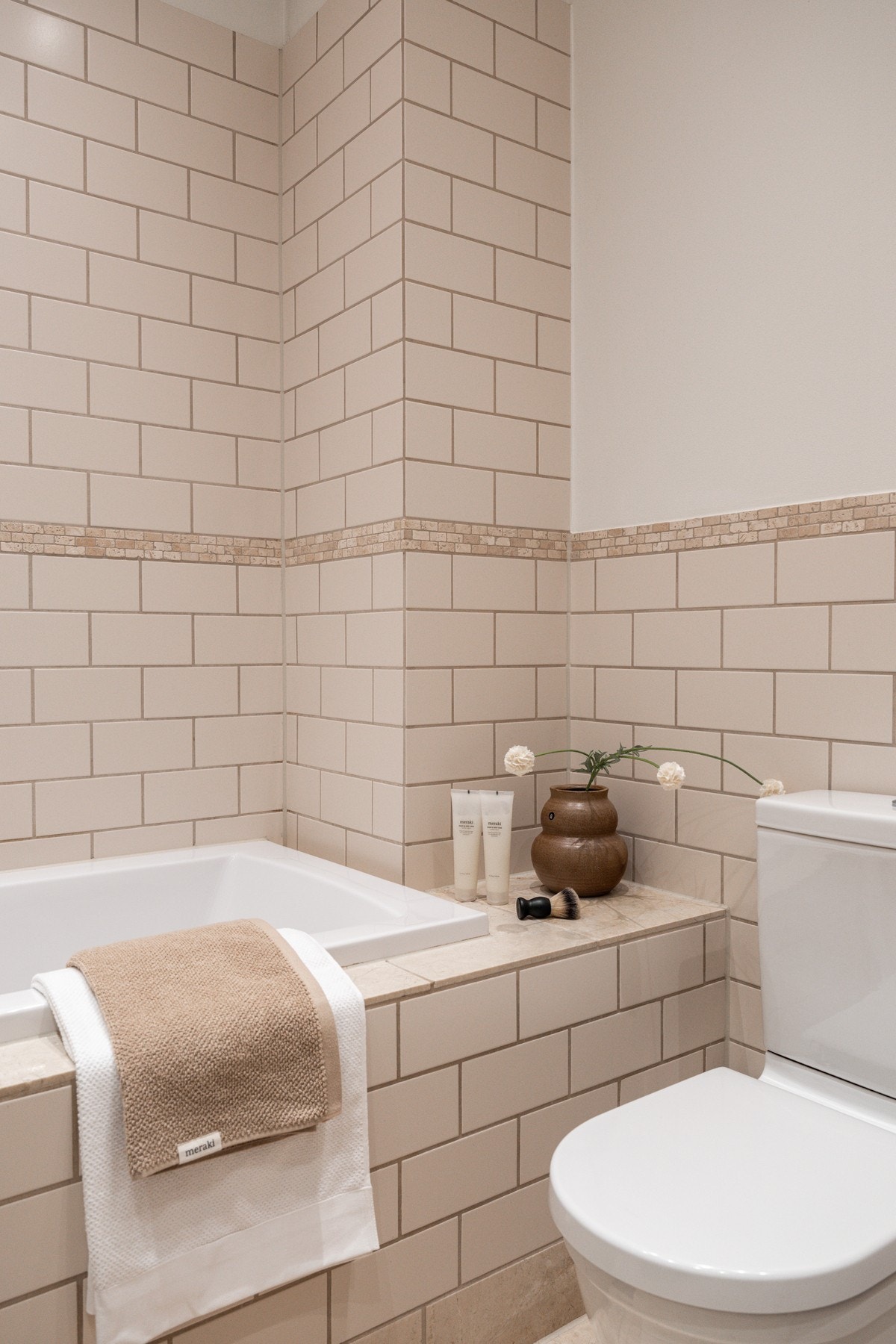 Gulvmontert toalett. Innbygget badekar med dusjvegg. Galleribilde