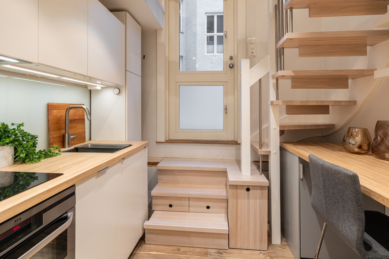 Kjøkkenløsning og spiseplass. Flere spesialbygde oppbevaringsløsninger Galleribilde