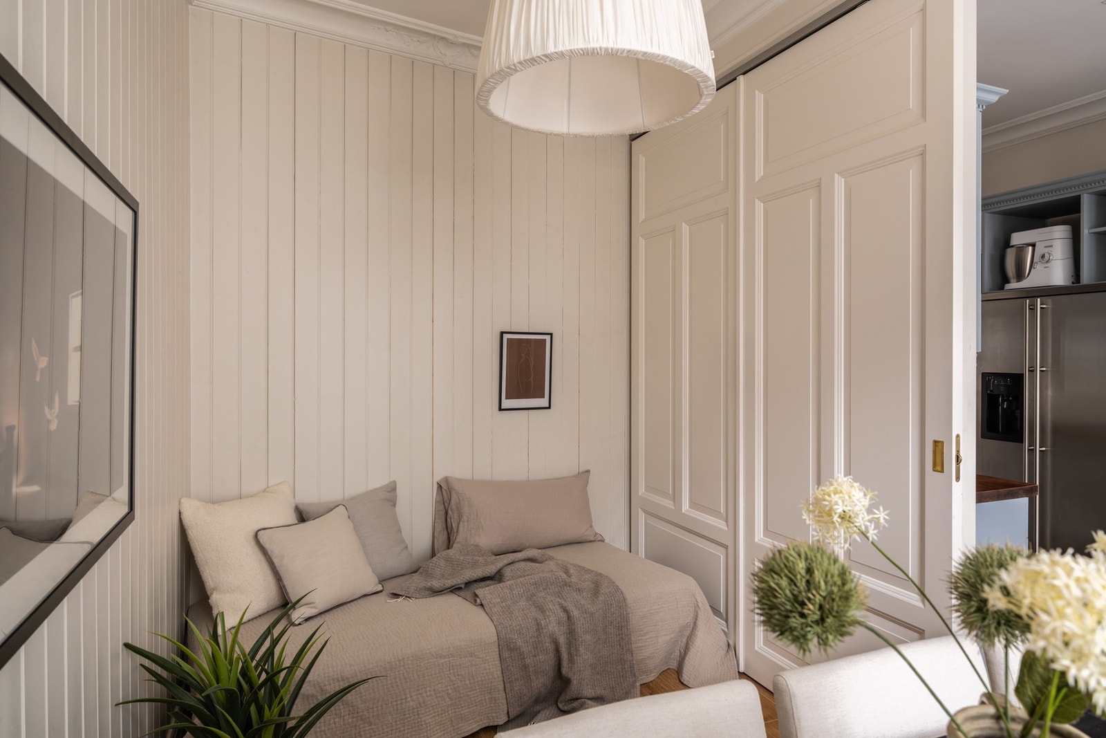 Spisestue/kjøkken med skyvedører, kan være både adskilte rom og åpen løsning. Galleribilde