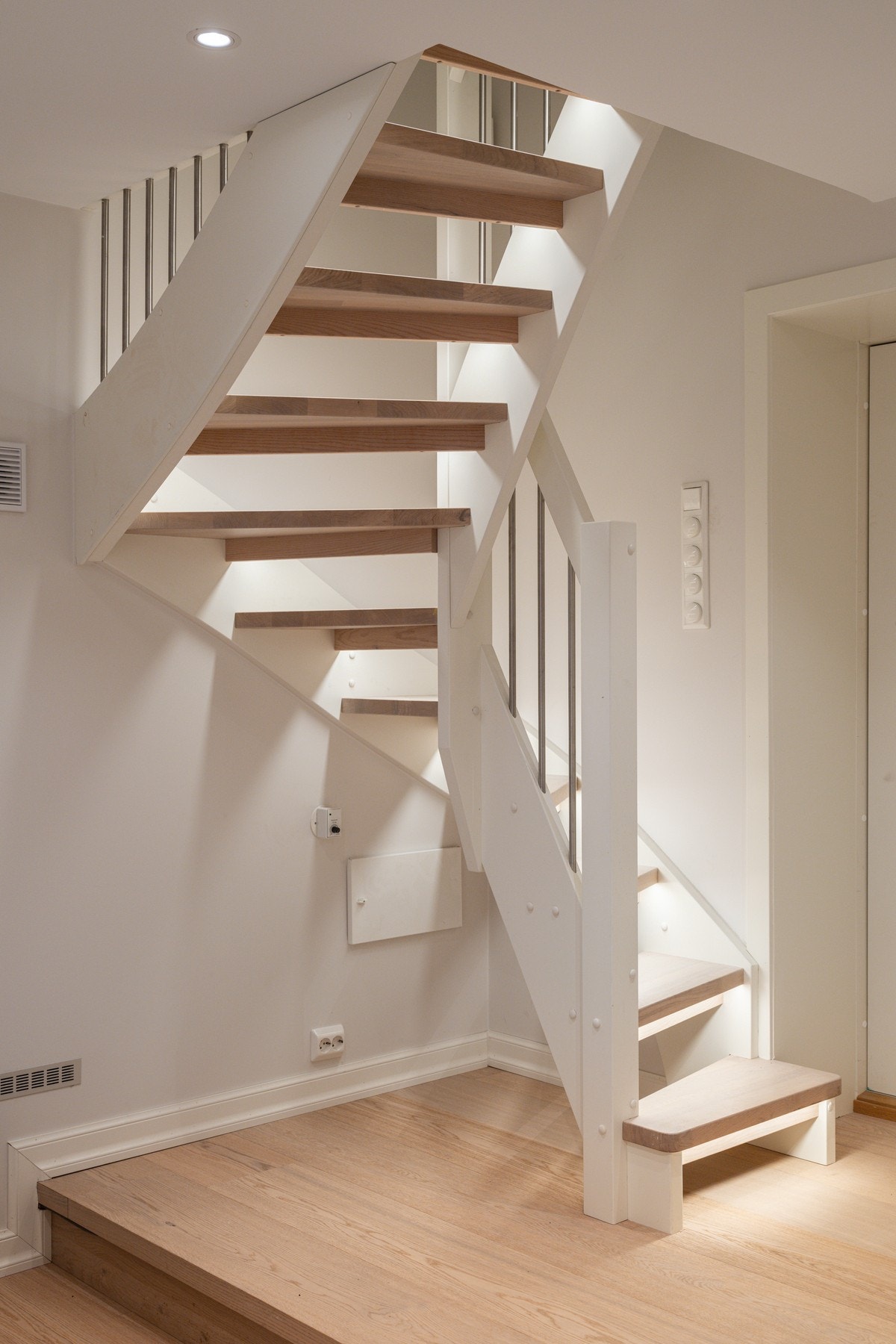 Vakker trapp med eiketrinn og dimbart lys Galleribilde