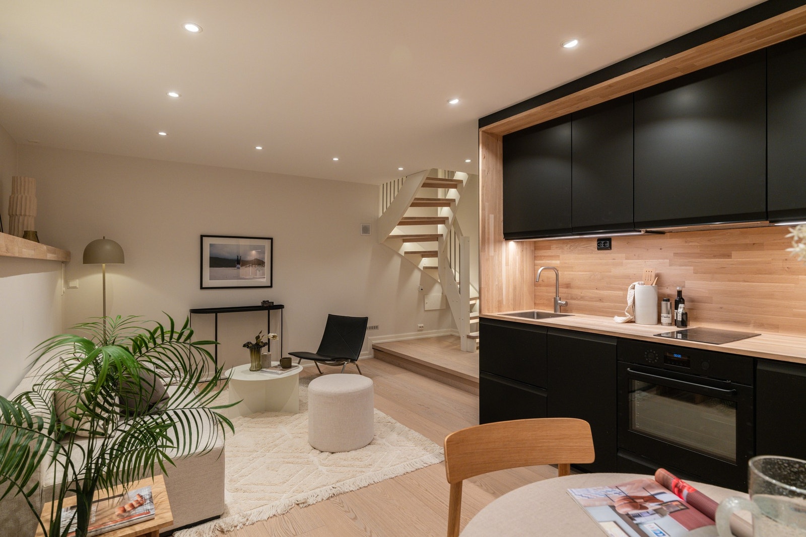 Integrert oppvaskmaskin, stekeovn, liten induksjonstopp og benkekjøleskap. Galleribilde