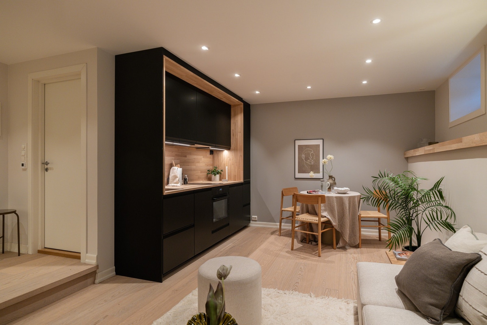 Plassdesignet nytt kjøkken med heltre benkeplater i eik Galleribilde