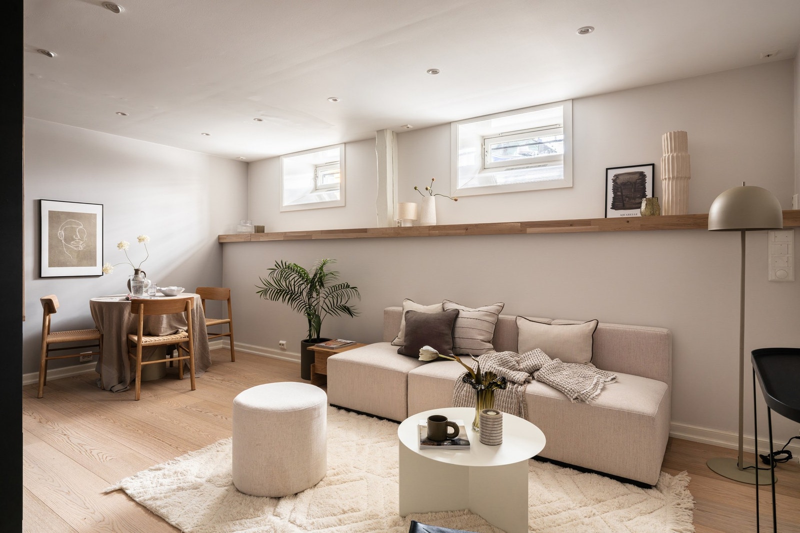 Separat del av boligen med stue-/oppholdsrom, kjøkkenløsning og spiseplass. Galleribilde