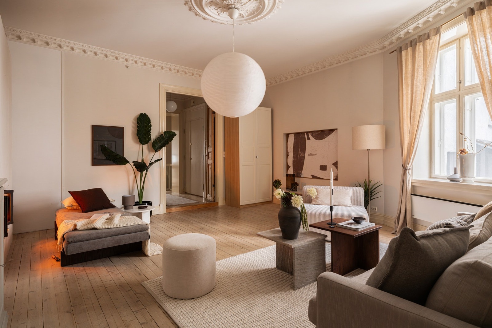 Stuen har god bredde med plass til flere sittegrupper eller spisestue. Original fløydør og stukkatur understreker boligens klassiske særpreg. Galleribilde